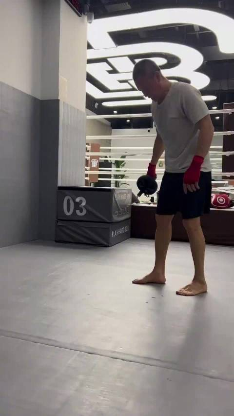 67岁张丰毅健身视频释出腹肌轮一字马动作十分标准力量感满满