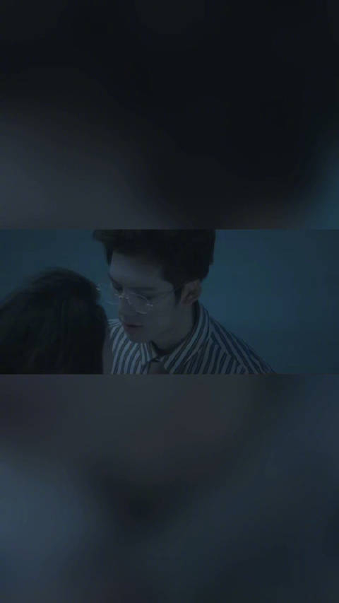 再见已是白月光开播戴燕妮邓超元吻戏好欲啊狂风的海边两个人深情拥吻