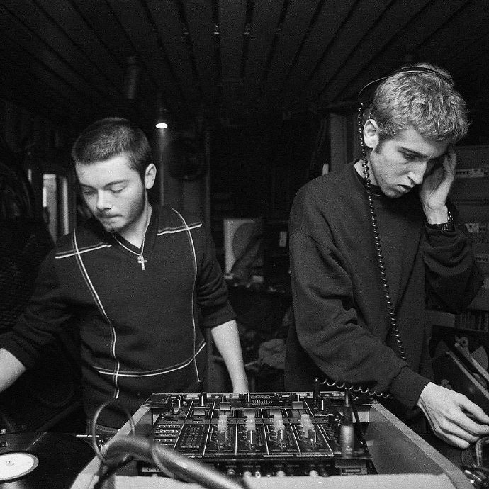 1997年,22岁的daft punk在法国一家俱乐部里揭开面具表演|法国_新浪