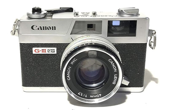 这款相机的早期原型机在设计上参考了 g-iii ql17,其中一款原型机搭