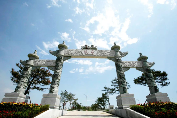 建造了沈阳市唯一的捐遗纪念广场,与东面广场革命英烈纪念墙遥相呼应