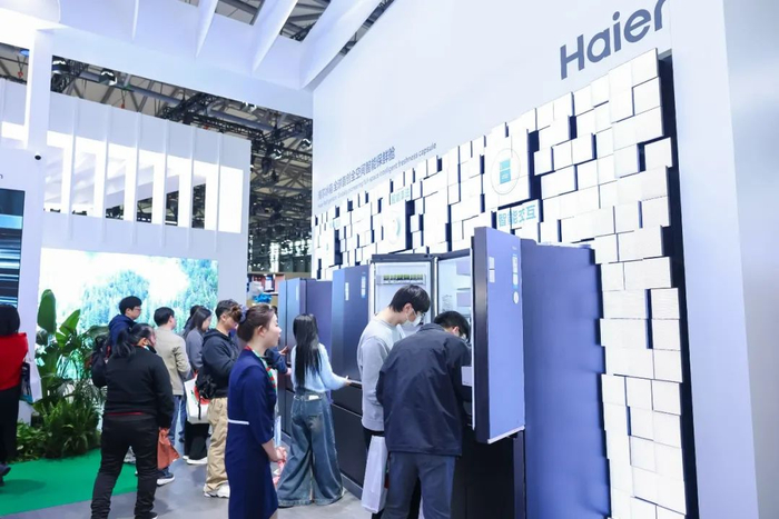 2024AWE现场观众体验海尔冰箱全空间智能保鲜舱
