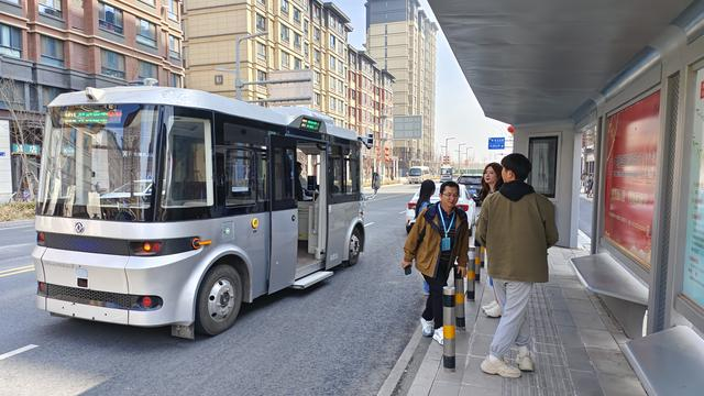 无人驾驶公交已经在雄安新区投入运营。 澎湃新闻记者 王珏玮 图