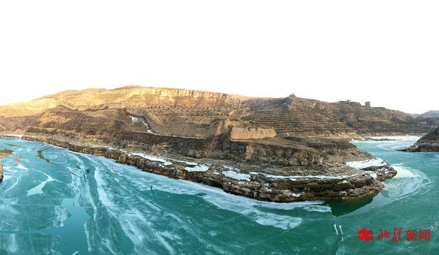 黄河呼和浩特段即将开河俯瞰冰面碧绿如玉相当壮观