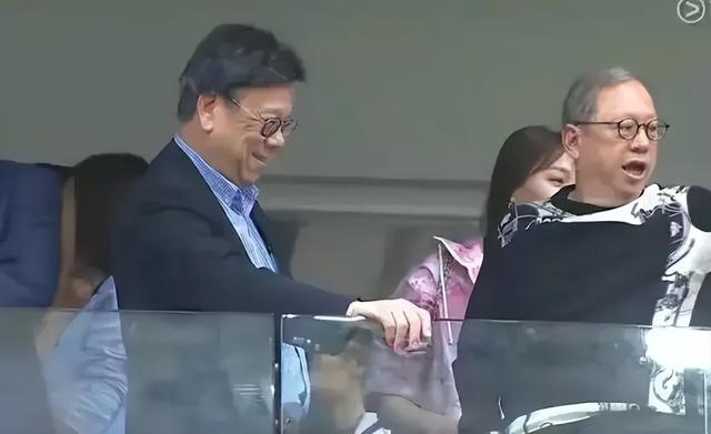 57岁李泽楷疑似新恋情曝光,与白人美女餐厅约会,此前同框看球赛