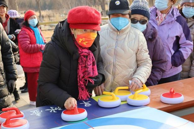 本次冰雪体验活动设置的项目包括陆地冰壶,冰蹴球,旱地冰球等,上述