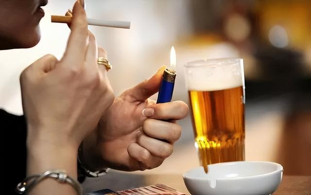爱吸烟,喝酒的人,如果同时喜欢喝茶,就能抵消烟酒的危害?