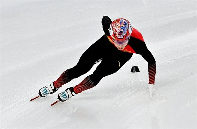训练场上练硬功冰上赛场争高低我省运动员备战征战十四冬背后的故事