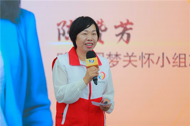 志愿者代表陈赞芳现场分享受助学生代表任胜军以及志愿者代表陈赞芳也