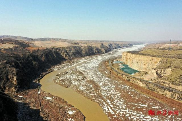 黄河呼和浩特段即将开河俯瞰冰面碧绿如玉相当壮观