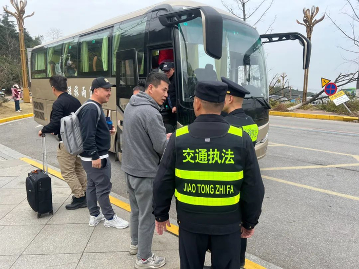 来自庐山市交通运输局综合执法大队的执法人员正在对进出这里的车辆