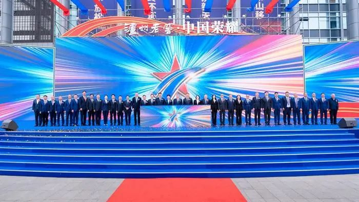 泸州老窖集团公司、股份公司高管团队及销售公司管理团队、专营公司管理层、经销商代表亮相大会