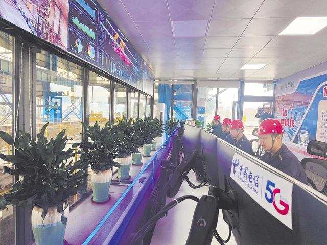 柳钢热轧厂的车间工人在空调环境下用5G技术操控天车在高温下作业。郑波／摄