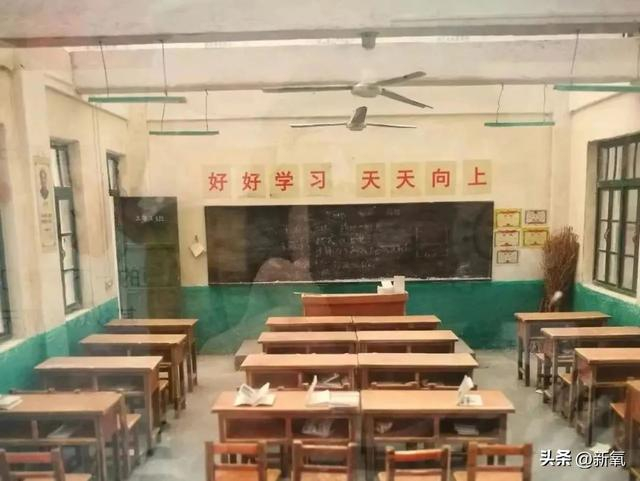回到教室,头顶风扇吱呀吱呀转,后排不学习的男同学百无聊赖地细数着