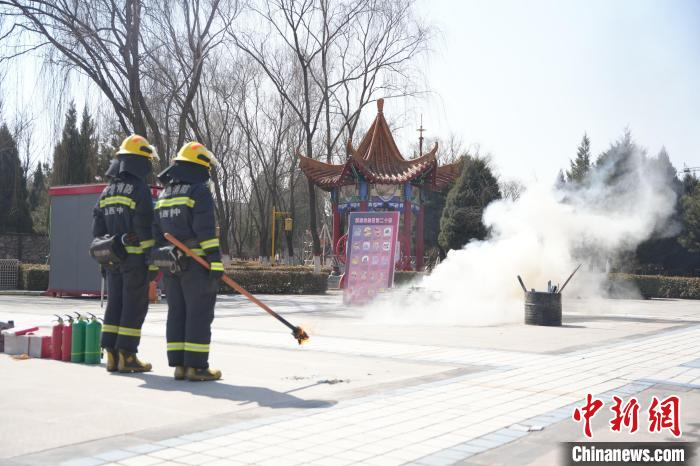 消防员演示"投掷式灭火宝"灭火瞬间.