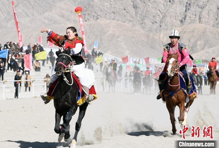 300余名骑手齐聚新疆阿图什市参赛赛马刁羊
