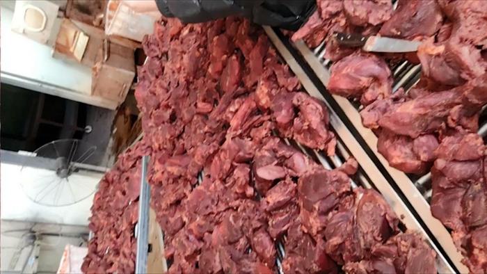 2023年2月，河北省任丘市长丰镇西杨屯村一家煮肉作坊内，煮好的假驴肉正在冷却，其原料多为猪肉、马肉。新京报记者 韩福涛 摄