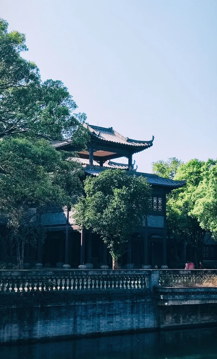 欣赏两岸美景,真的很哇塞~令人惊讶的是,粤晖园拥有楼馆,亭台,水榭,曲