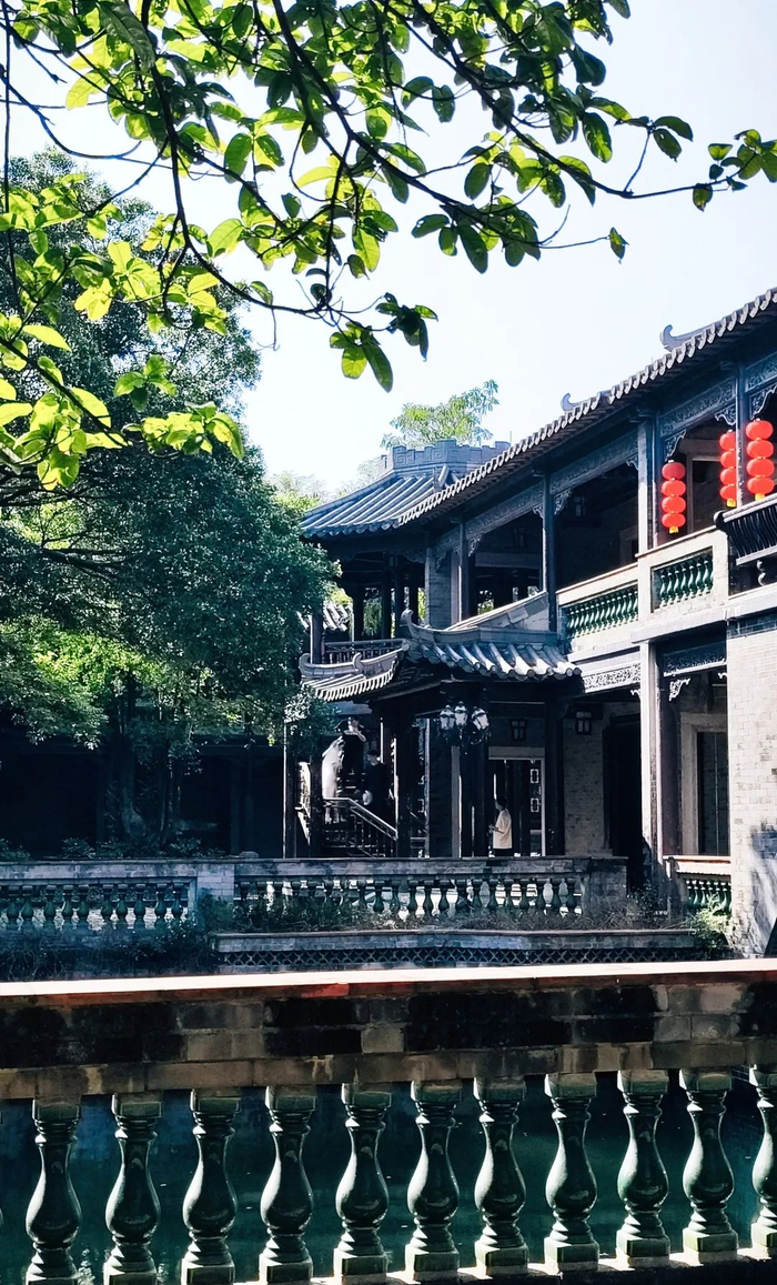 欣赏两岸美景,真的很哇塞~令人惊讶的是,粤晖园拥有楼馆,亭台,水榭,曲
