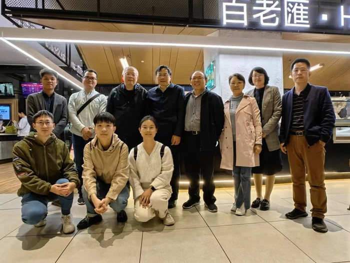 (映前与高建平,王景春等合影)谈及拍摄《孔秀》的契机,导演讲道:"最早