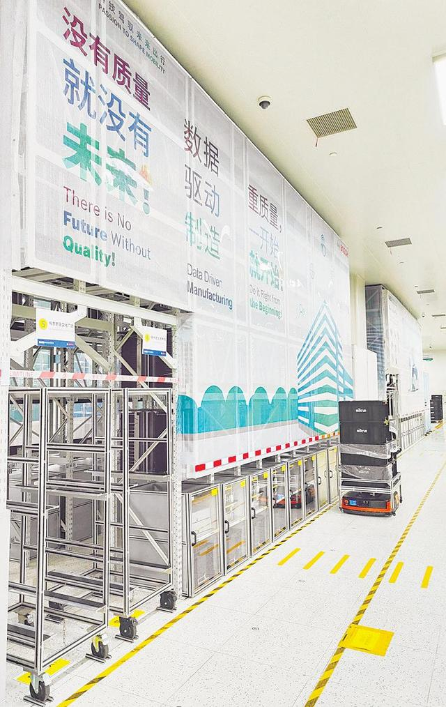 5G云化AGV智能小车在联电车间运行。 联电供图