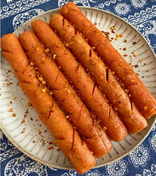 火爆大街小巷的淀粉肠是什么做的鸡骨泥和香精对人体有何危害