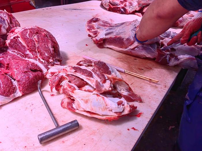 长春一家猪肉分割市场内，用做“假驴肉”的母猪前腿肉，它们被成批运往任丘市长丰镇用作假驴肉原料。新京报记者 刘思维 摄