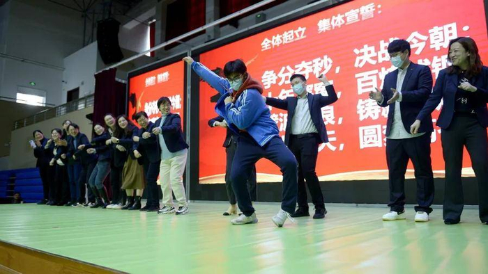 随后,伟泰老师巧妙设计班主任与学生同台互动,激励学生蓄能感恩之心