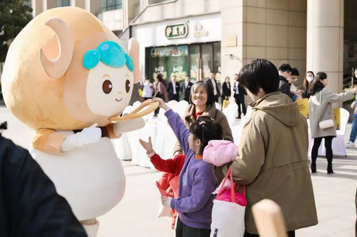 大脑袋,小短腿,豆豆眼配上小羊角……随着活泼的"q宝"ip形象登台亮相