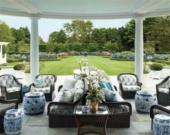 英式庭院的特点是更为自然含蓄优雅,同时会出现藤架和坐椅供人休闲