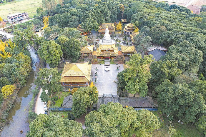     位于彭州的张松故宅清流环绕，林木蓊郁，风景蔚然