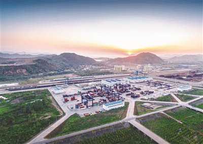 乘风破浪勇向前砥砺前行攀高峰