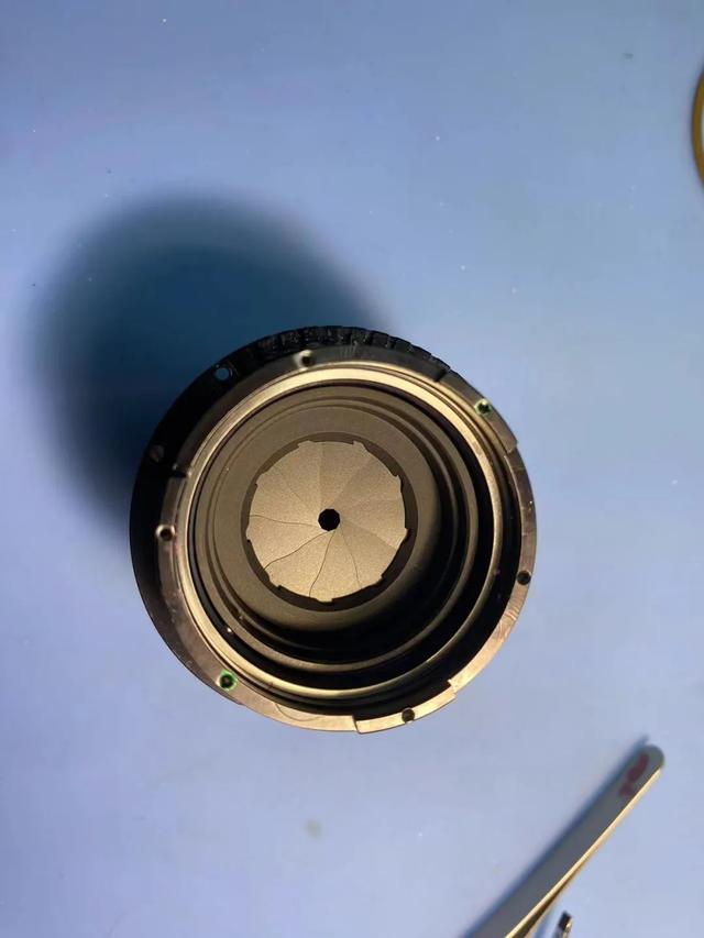 重新装配好光圈叶片,然后装上手动对焦环固定卡簧.