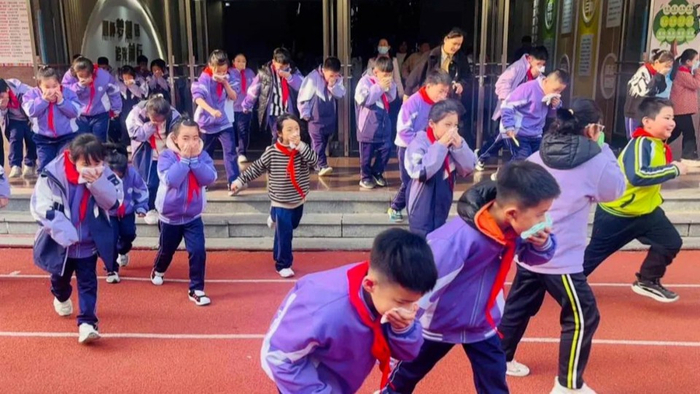 防范未燃临沂第三实验小学开展消防疏散演练