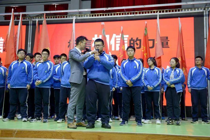 随后,伟泰老师巧妙设计班主任与学生同台互动,激励学生蓄能感恩之心