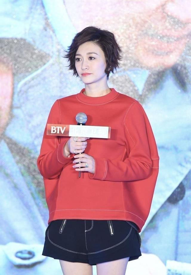 李小冉换了微卷短发减龄10岁,穿红卫衣 短裤 长筒靴,美出高度