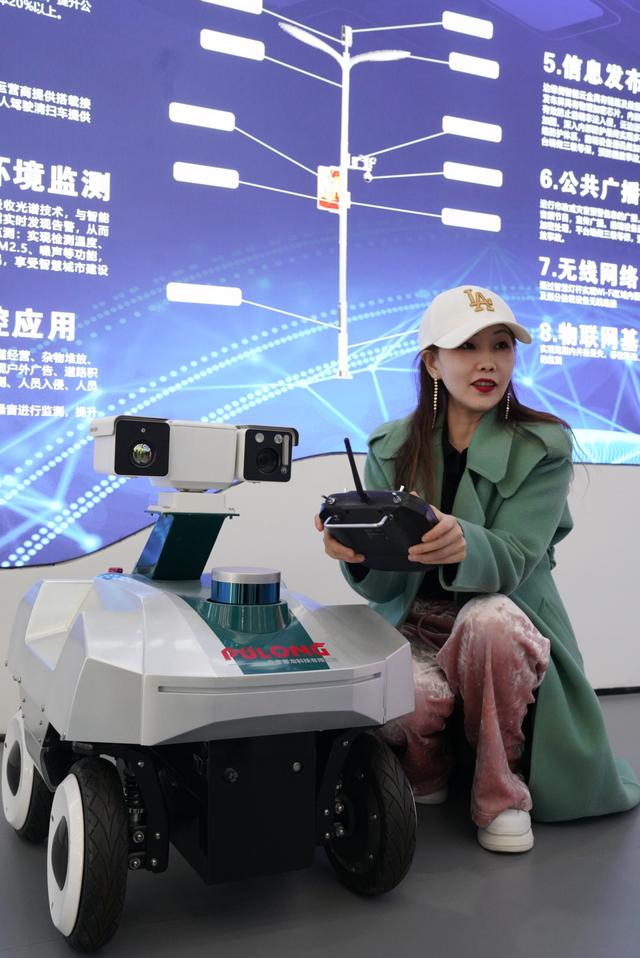 雄安新区科创中心中试基地入驻企业研制的“智慧城市哨兵”机器人。 澎湃新闻记者 王珏玮 图