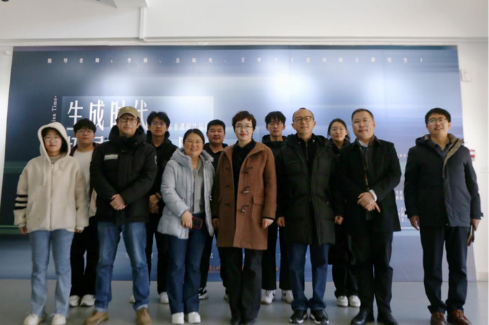 同时,山东工艺美术学院新媒体艺术专业优秀硕士研究生王中宇也全程