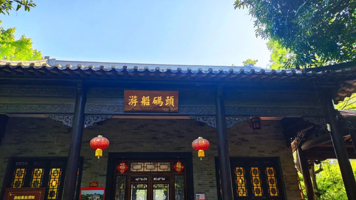 令人惊讶的是,粤晖园拥有楼馆,亭台,水榭,曲廊,石桥,假山等一百零八个