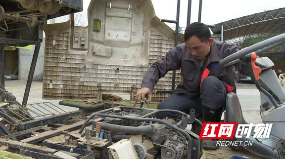 工作人员为农机具进行维修保养,确保农机在春耕生产时能够放心使用.