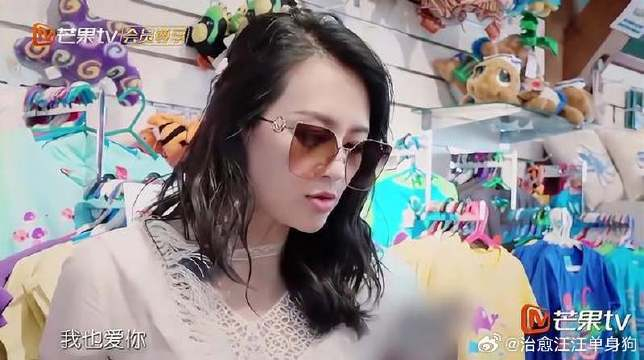 章子怡给女儿打电话,醒醒光顾着玩不理她