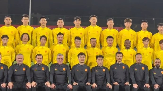 国足今日在训练之后拍摄了"全家福"合照|国足_新浪新闻