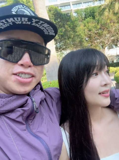 烧饼已到达三亚和饼嫂汇合过春节夹子音饼嫂上线哈哈哈