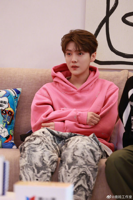 鹿晗五哈定档 终于等到了,每周六周日中午12点更新,可以一起哈哈哈