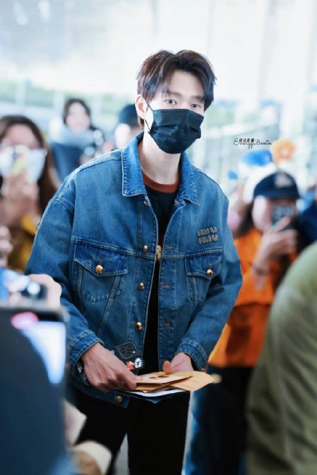 魏大勋今日机场路透,是牛仔勋哦|魏大勋_新浪新闻