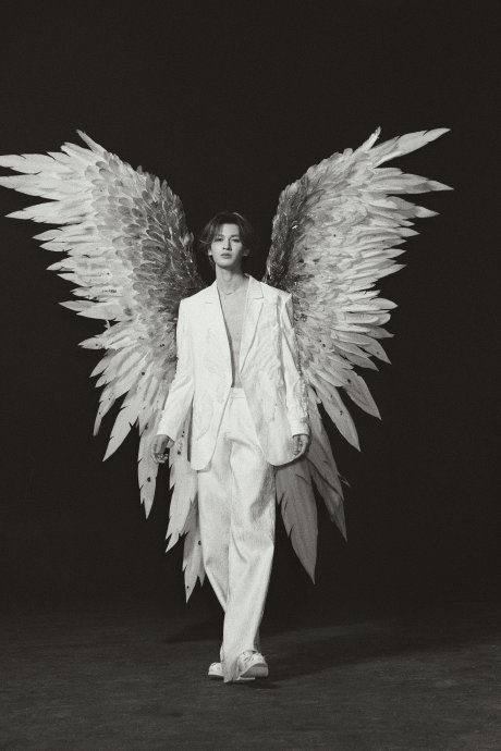 朱正廷的天使翅膀造型,完美诠释了他的气质与风采,不愧是舞台上的王者