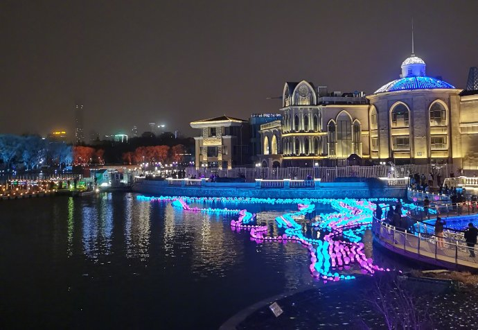 亮马桥是北京新开发的休闲圣地,一到晚上,流光溢彩,水光麟麟|北京市