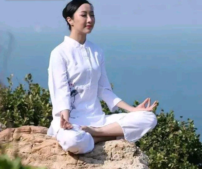 骨骼变得脆弱了,人在打坐时,身体要保持一定的姿势,经过长时间的锻炼