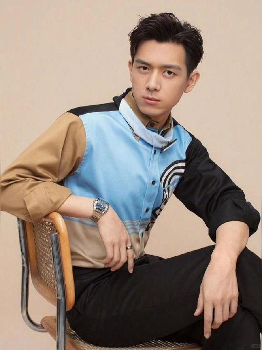 刘大锤辟谣# #李现恋情传闻#让我们一起为李现加油打气,期待他未来