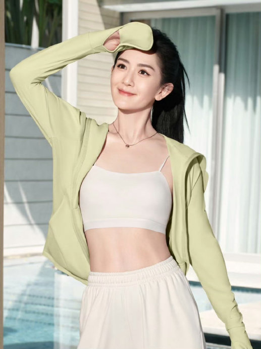 就问谁不羡慕谢娜的好身材啊,腰线线条流畅,突然就有减肥动力了!